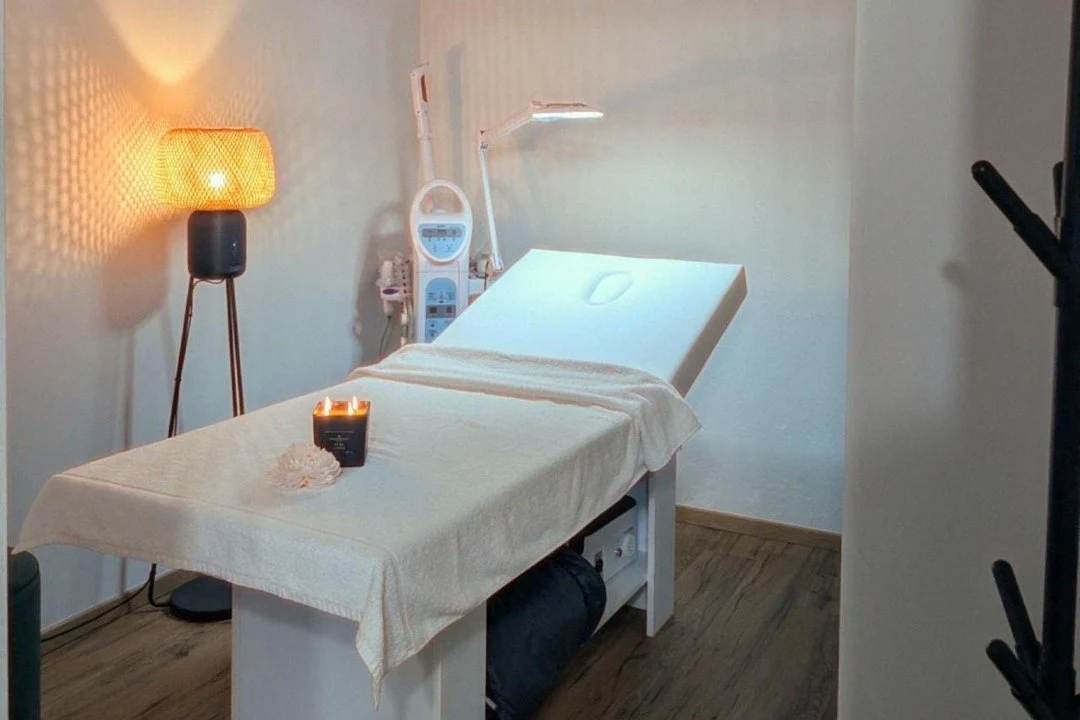 La cabina estetica di My Place con lettino e attrezzature